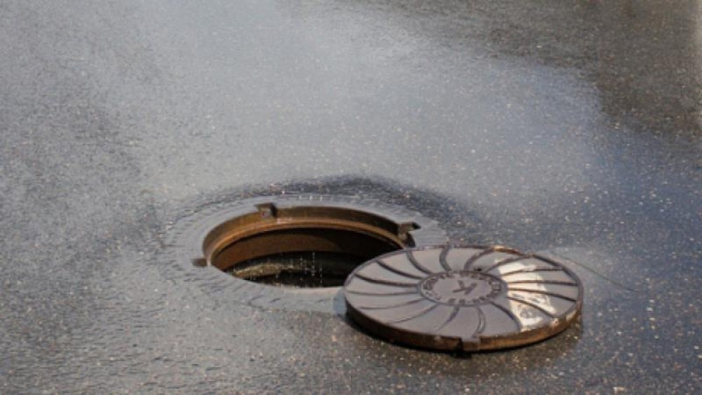 FOTO // O femeie a DECEDAT după ce a căzut într-o gură de canalizare. Totul s-ar fi întâmplat în sectorul Buiucani